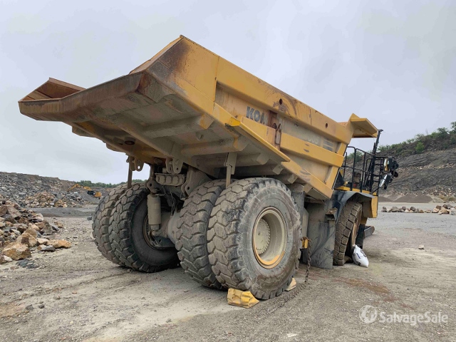 KOMATSU HD605-8 ダンプトラック と2025年キャタピラーカレンダ Komatsu HD605-8 Off-Highway 775HP 69.4 Tons Capacity Dump