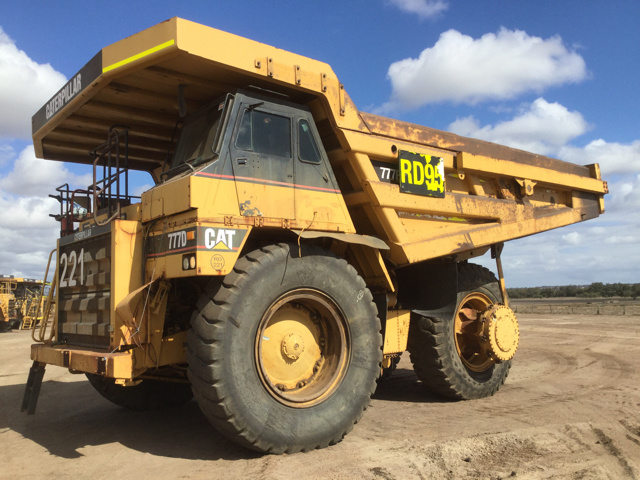 2000 Cat 777D Off-Road End Dump Truck