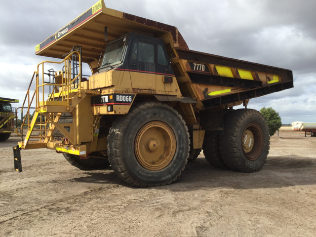 2000 Cat 777D Off-Road End Dump Truck