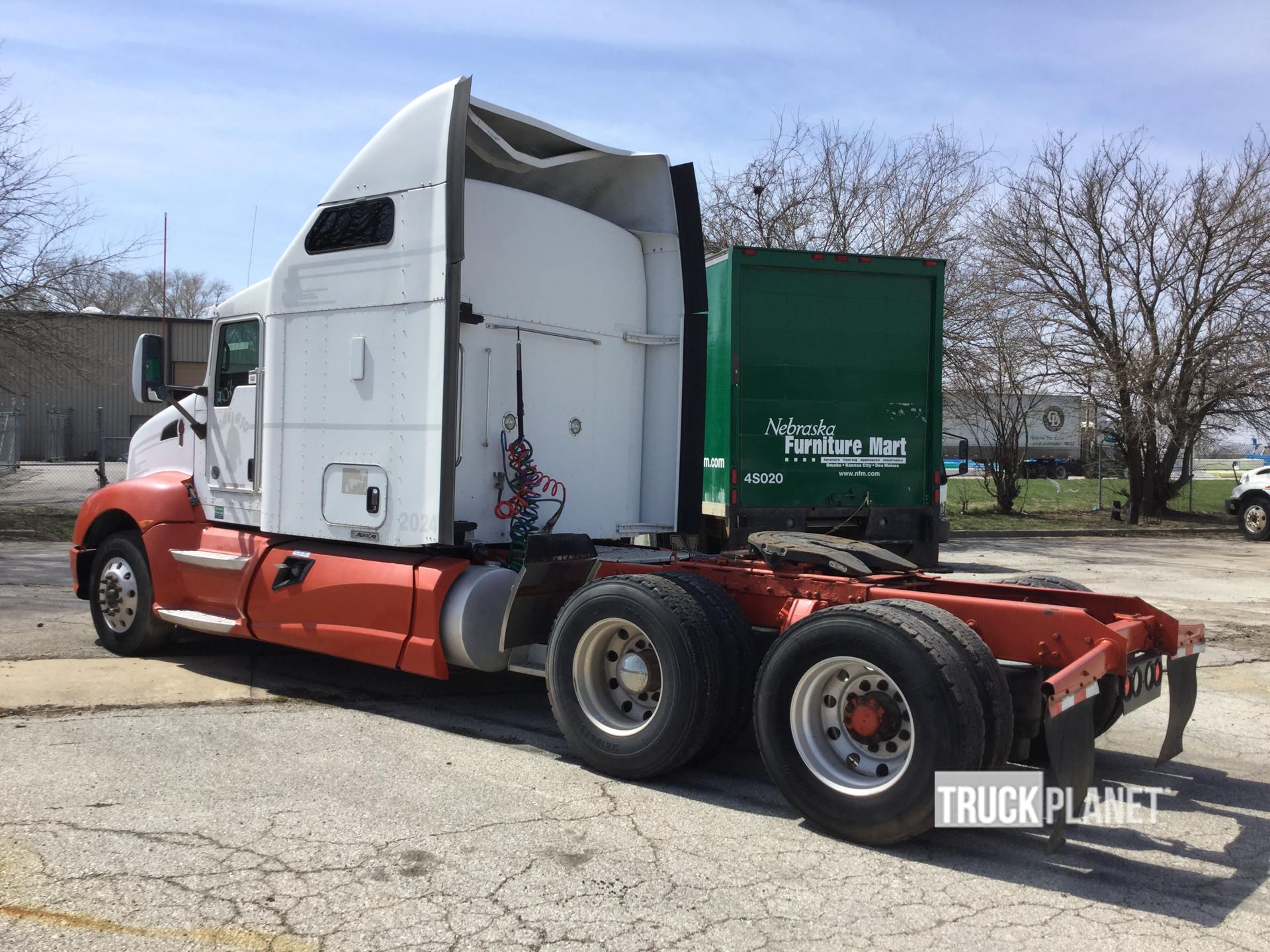 Silueta De Un Camión Kenworth T600 Stock de ilustración - Ilustración de  alimentador, forma: 55655879, image size:1920x1440