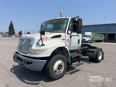 2009 International 4400 4x2 S/A Day Cab Truck Tractor