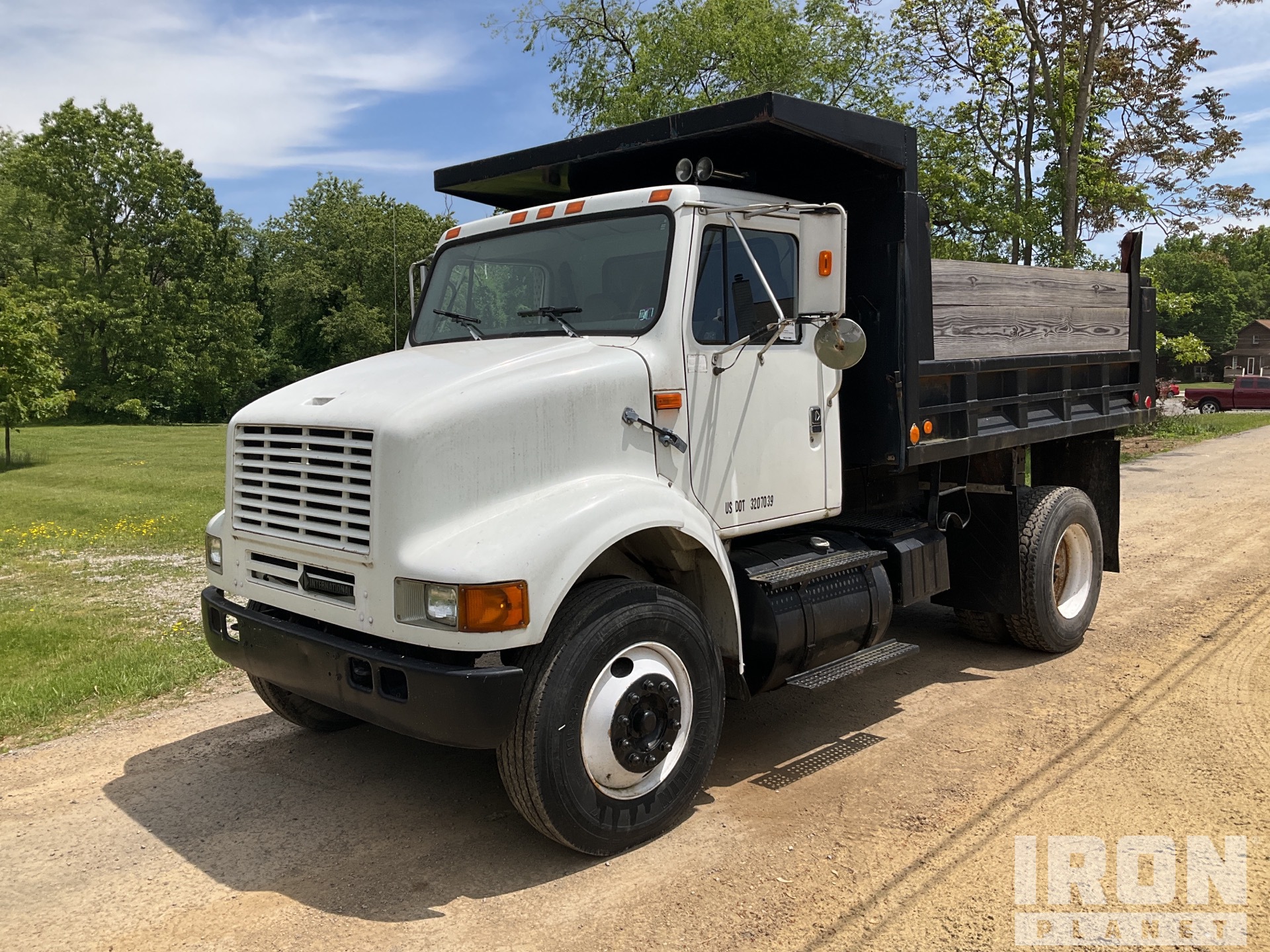 1999 International 8100 4x2 S/A Dump Truck in Monaca, Pennsylvania