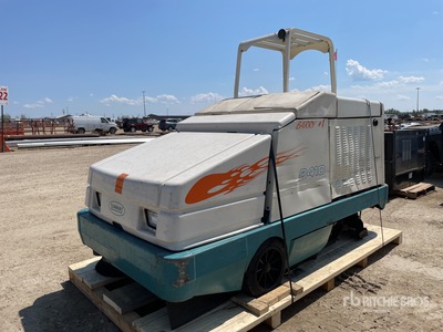 Tennant 8410 Ride-On Floor Sweeper