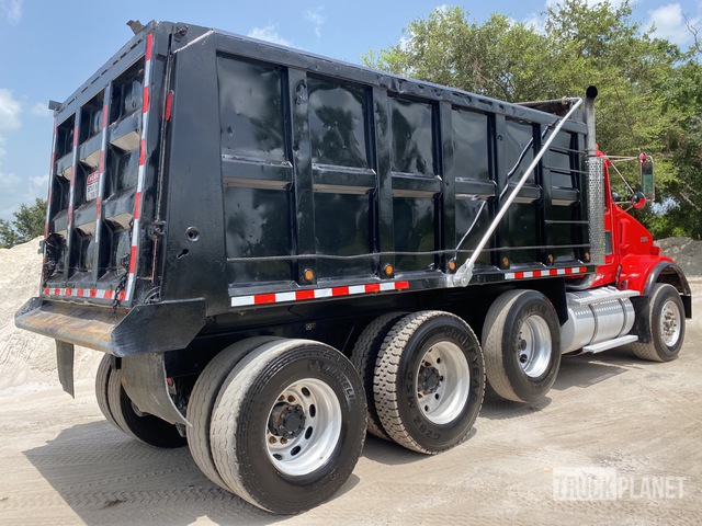 2003 Kenworth T800 8x4 Tri/A Dump Truck in Fort Denaud, Florida