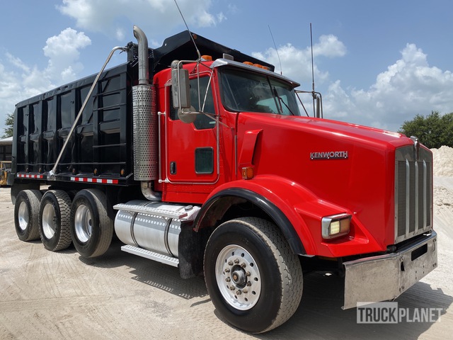 2003 Kenworth T800 8x4 Tri/A Dump Truck in Fort Denaud, Florida