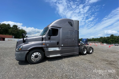 2015 Freightliner Cascadia 125 6x4 T/A Sleeper Truck Tractor