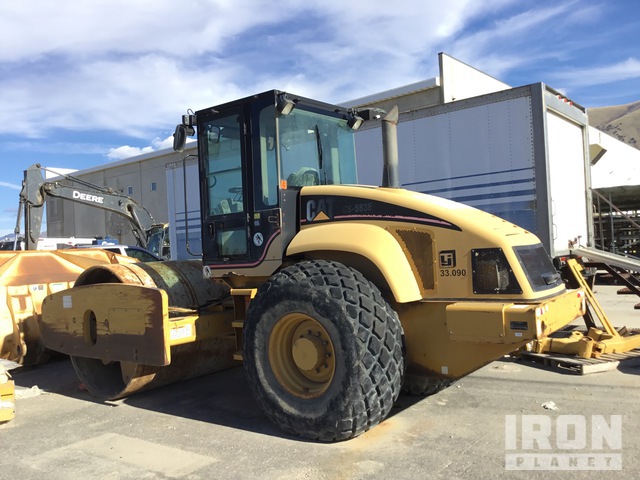 2004 Cat CS-583E Smooth Drum Compactor in Hyrum, Utah, United States ...