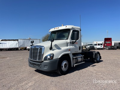 2015 Freightliner Cascadia 125 4x2 Ciągnik siodłowy z kabiną dzienną S/A
