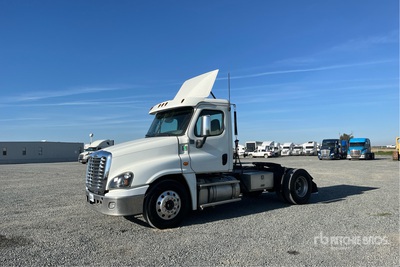 2016 Freightliner Cascadia 125 4x2 Ciągnik siodłowy z kabiną dzienną S/A