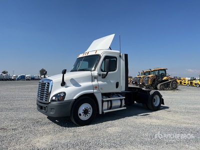 2015 Freightliner Cascadia 125 4x2 Ciągnik siodłowy z kabiną dzienną S/A