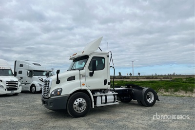 2017 Freightliner Cascadia 113 4x2 Ciągnik siodłowy z kabiną dzienną S/A