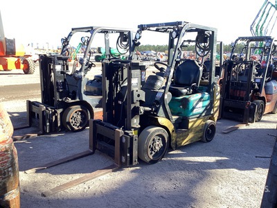 2006 Komatsu FG20ST-14R 4000 lb Caretilla de Ruedas de Macizas