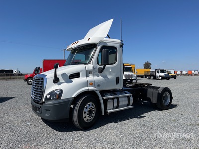 2017 Freightliner Cascadia 113 4x2 Ciągnik siodłowy z kabiną dzienną S/A