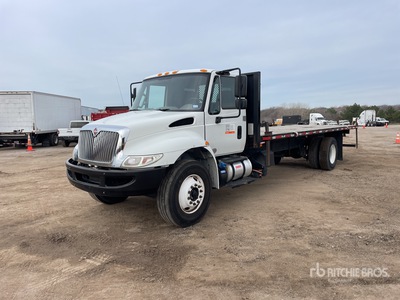 2018 International 4300 4x2 Camion à Plateau