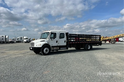 2015 Freightliner M2 106 4x2 Crew Cab Ciężarówka z płaską platformą