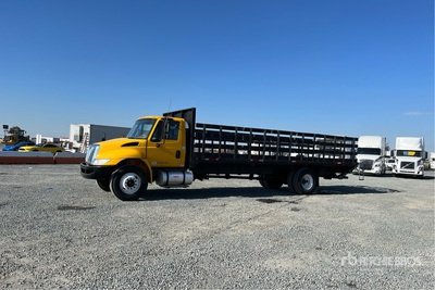 2018 International 4300 4x2 Ciężarówka z płaską platformą