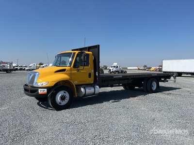 2018 International 4300 4x2 Ciężarówka z płaską platformą