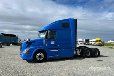 2017 Volvo VNL670 6x4 Ciągnik siodłowy T/A z kabiną sypialną