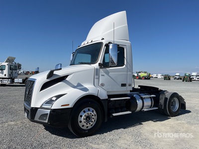 2018 Volvo VNL300 4x2 Ciągnik siodłowy z kabiną dzienną S/A