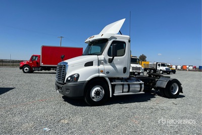 2016 Freightliner Cascadia 113 4x2 Ciągnik siodłowy z kabiną dzienną S/A
