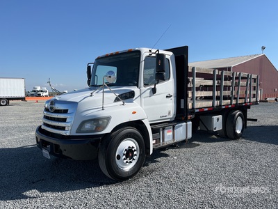 2016 Hino 268 4x2 Ciężarówka z płaską platformą
