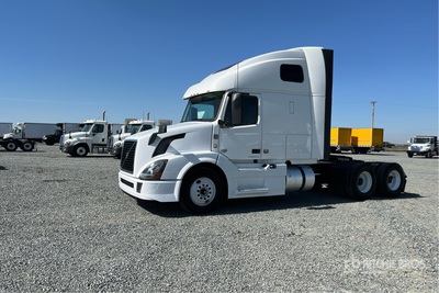 2018 Volvo VNL670 6x4 Ciągnik siodłowy T/A z kabiną sypialną