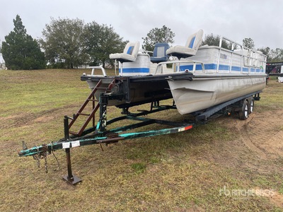 23 ft Ponton boot w/ Onboard Trailers Trailer