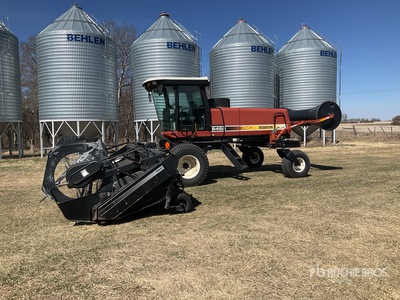 2002 Hesston 8450 30 ft Swather Andaineuse