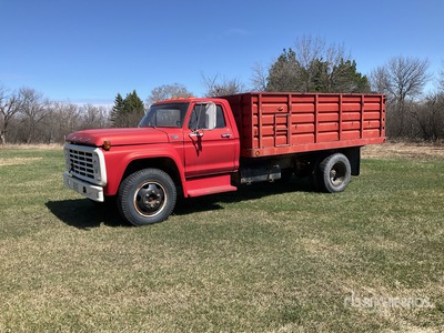 1977 Ford F-500 4x2 Camion à grains