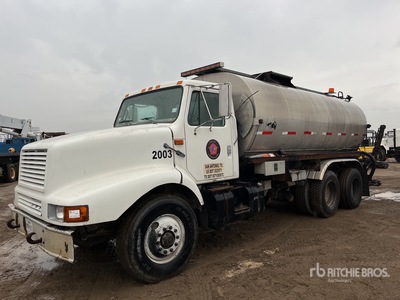 Bearcat 3400 gal on 1998 International 2674 6x4 Camión distribuidor de asfalto