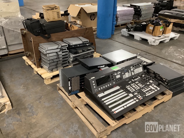 ProperAV Support TV à bras oscillant inclinable et pivotant de 23 à 43 po jusqu'à 30 kg - Blanc