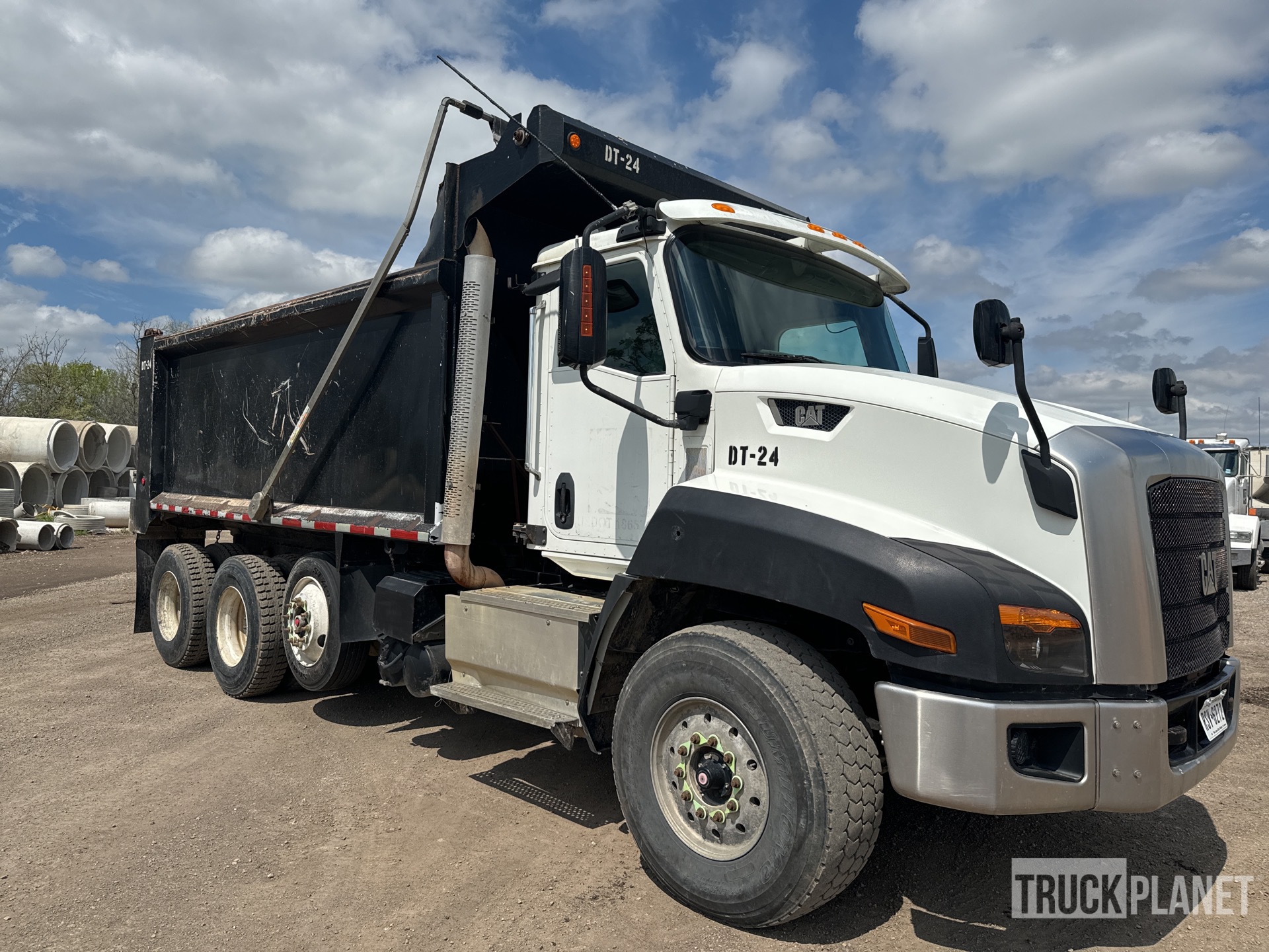 2016 Cat CT660 8x6 Tri/A Dump Truck in Comfort, Texas, United