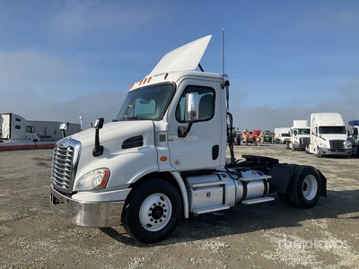 2015 Freightliner Cascadia 113 4x2 S/A Day Cab Truck Tractor