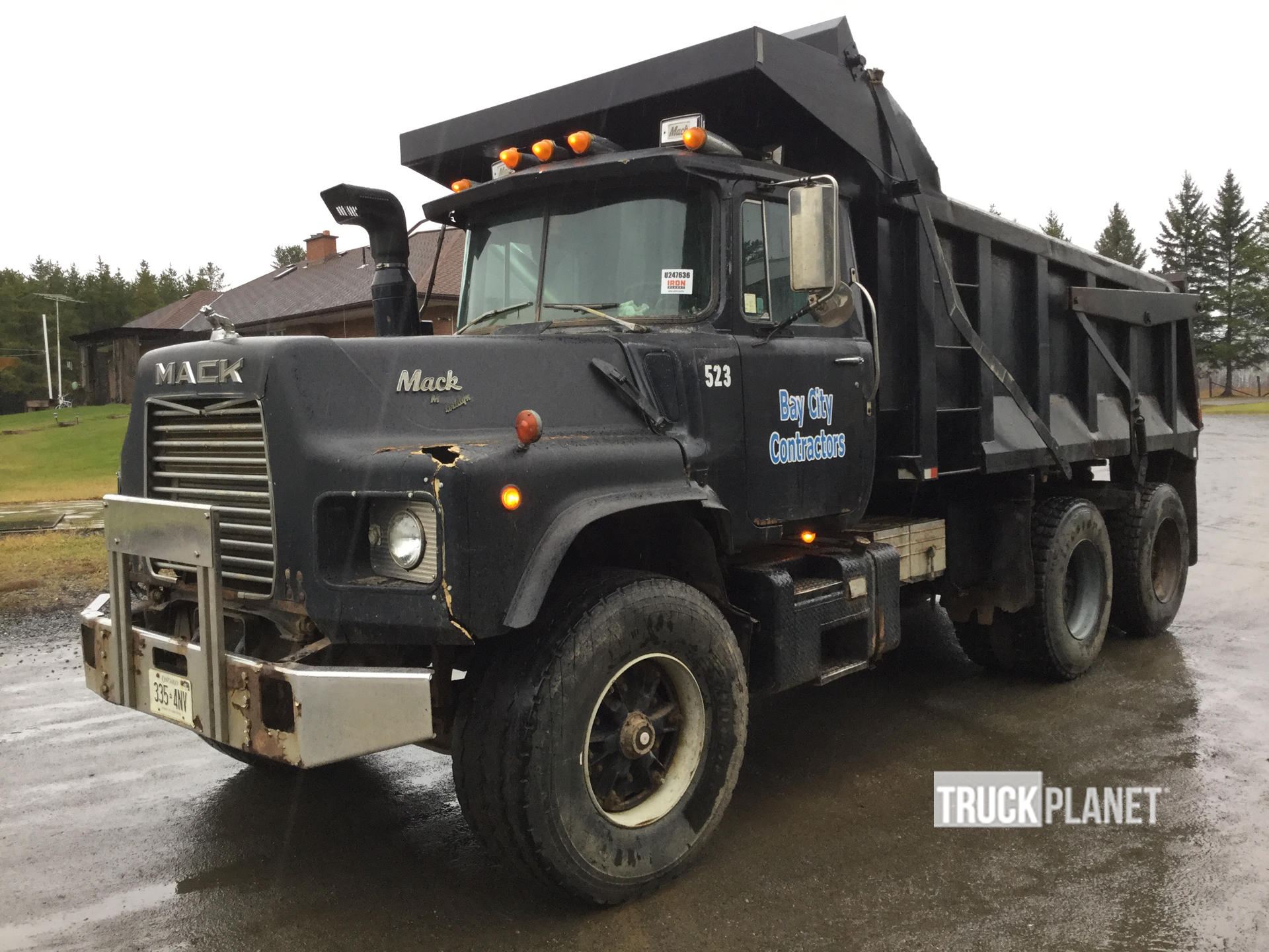 1989 Mack DM690S T/A Dump Truck in Kakabeka Falls, Ontario