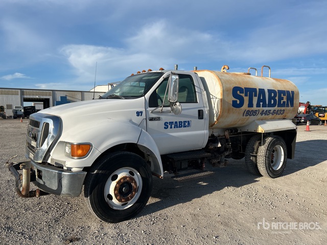 2005 Ford F-750 2000 gal 4x2 Water Truck