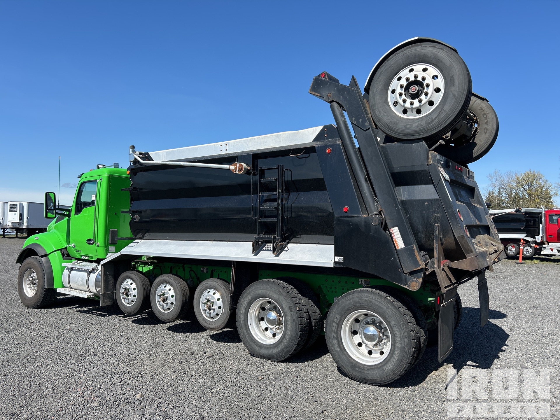 2019 Kenworth T880 14x4 Dump Truck in Chehalis, Washington