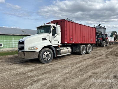 2006 Mack CXN613 6x4 Camion à grains