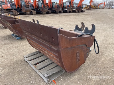 CWS 72 in Q/C Hydraulic Tilting Excavator Bucket - Fits 300 Series