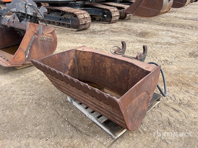 WBM 58 in Q/C Hydraulic Tilting Godet - Fits Hitachi 200