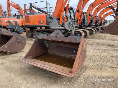 68 in Q/C Hydraulic Tilting Godet - Fits Hitachi 350