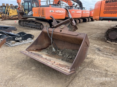 62 in Q/C Hydraulic Tilting Godet - Fits Hitachi 250