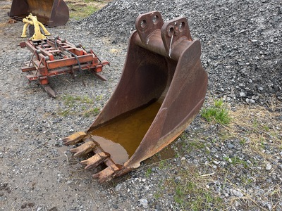 24 in Digging Excavator Bucket - Fits Case 888