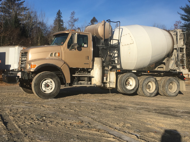 2005 Sterling LT9500 Tri/A Mixer Truck 2005 Sterling LT9500 Tri/A Mixer Truck