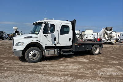 2012 Freightliner M2 106 4x2 Extended Cab شاحنة مسطحة