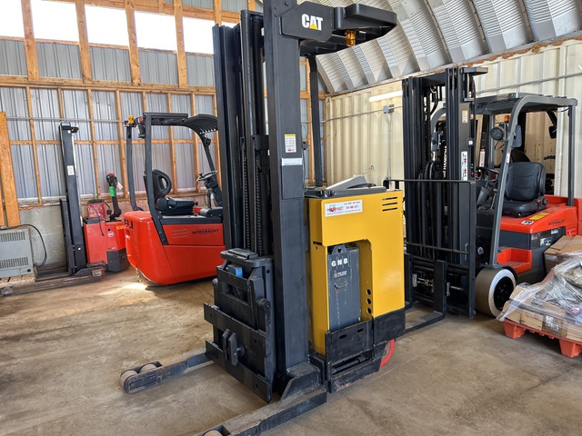 1999 Cat NRR35 3500 lb Reach Truck 1999 Cat NRR35 3500 lb Reach Truck