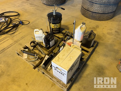 Quantity of (2) Barrel Pump Varios, herramientas manuales