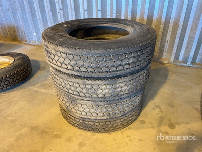 Quantity of (4) Michelin 11R24.5 Neumáticos