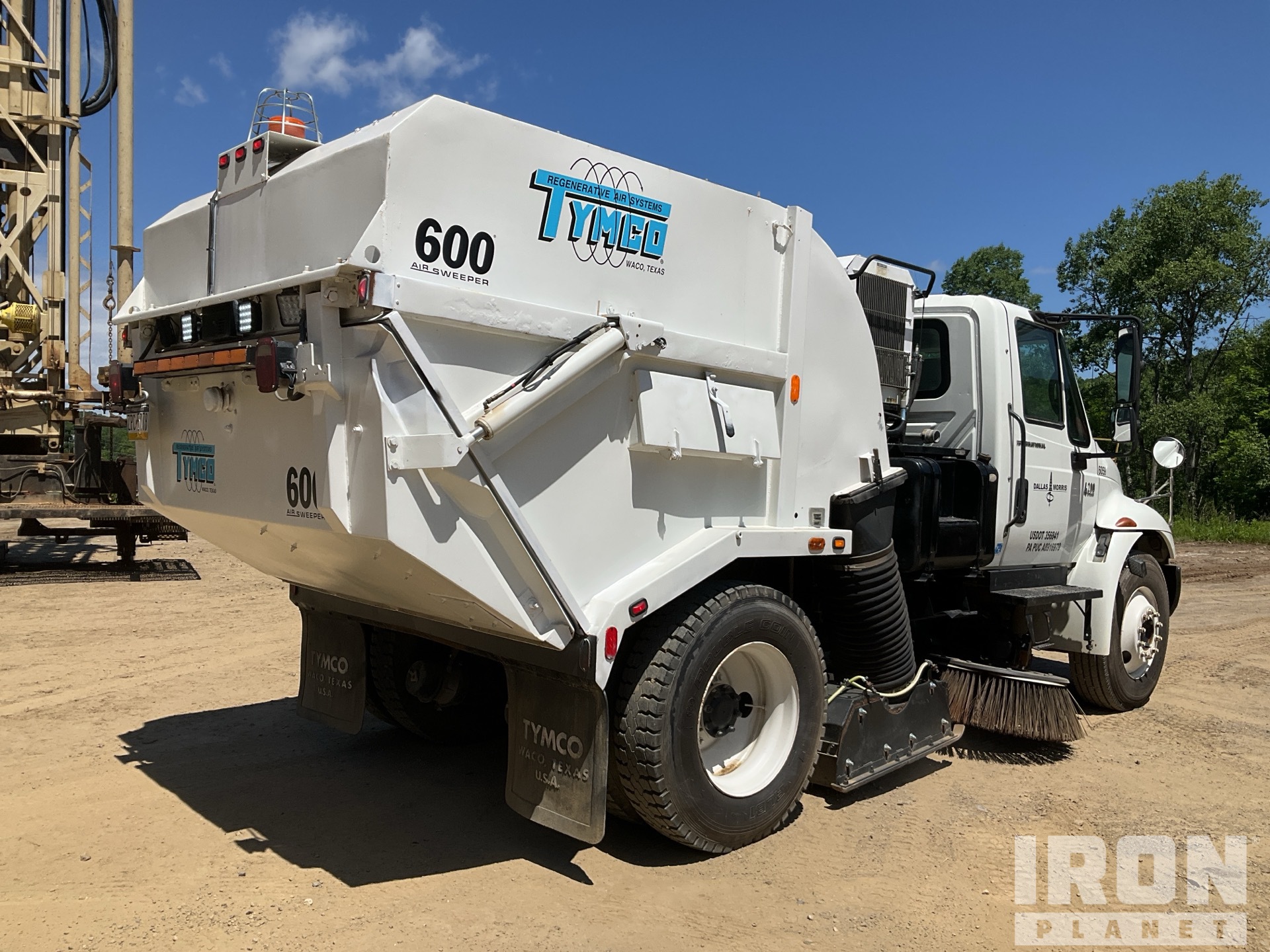 2006 Tymco 600 on 2006 International 4200 Sweeper Truck in