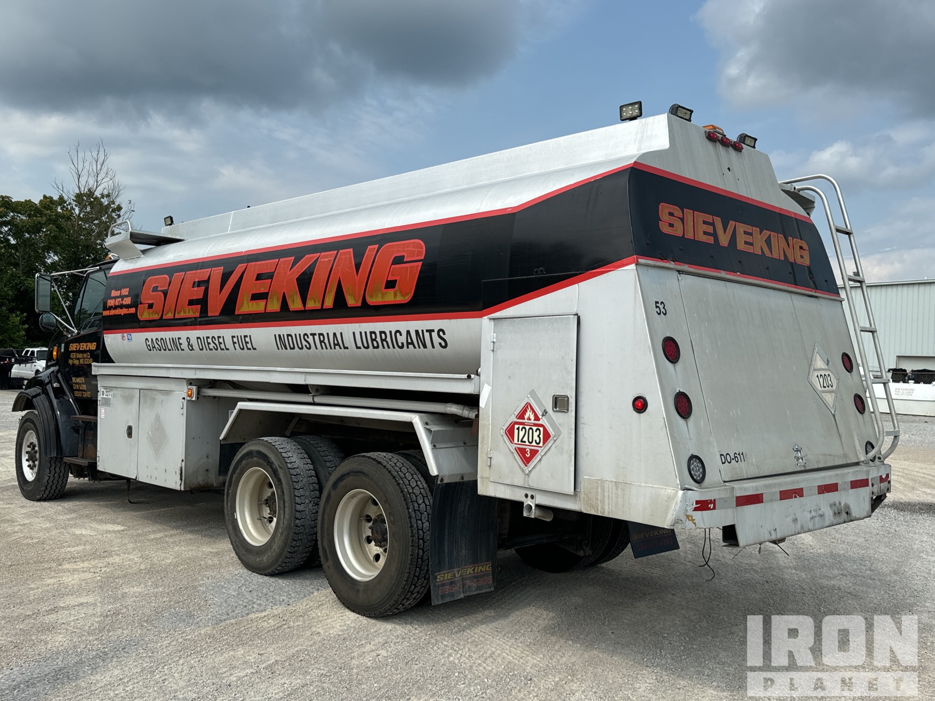 2000 Sterling LT9500 4500 gal 6x4 Fuel Truck in High Ridge, Missouri,  United States (IronPlanet Item #11942604), image size:1920x1440