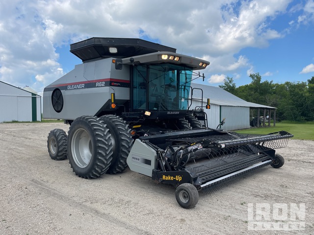 2002 Gleaner R62 Combine Harvester in Portage la Prairie, Manitoba ...